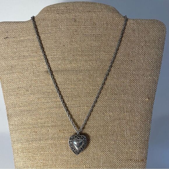 Vintage sterling silver filigree heart on sterling silver chain - Picture 3 of 12